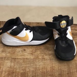 TEAMHUSTLE D9 NIKE sneakers excellent condition.  Plenty of life left!